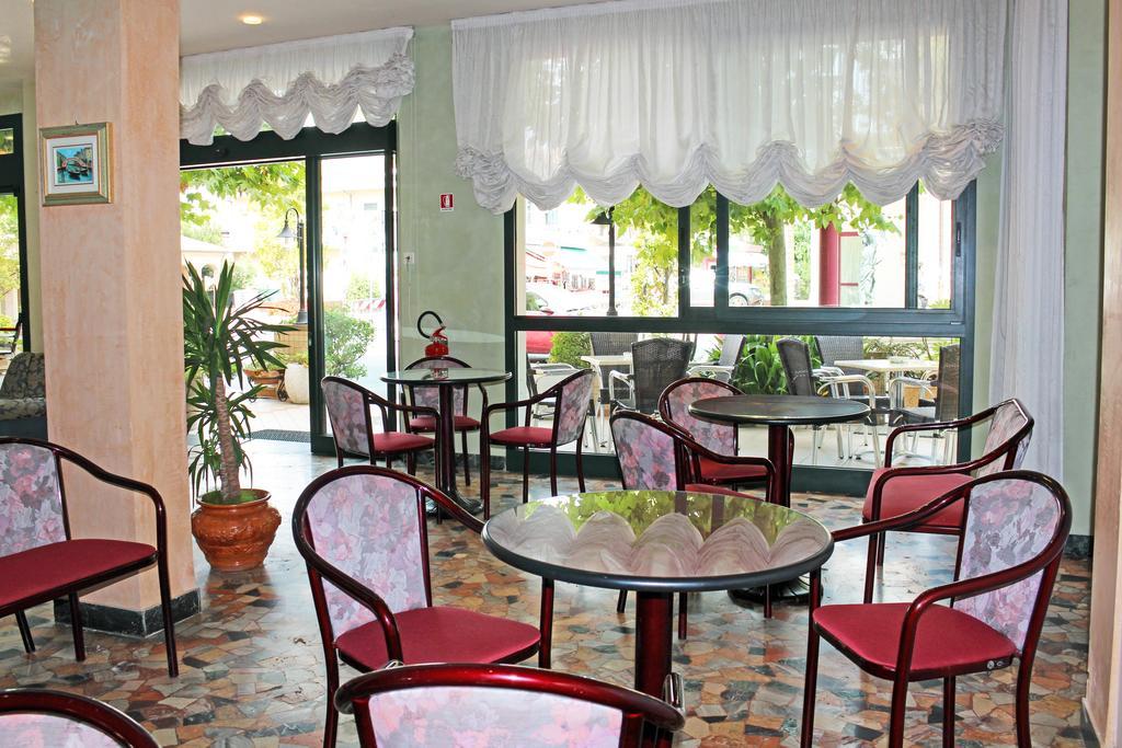 Hotel Buda Bellaria-Igea Marina Bagian luar foto